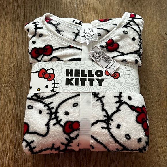 Hello Kitty Other - Hello Kitty Womens Two Piece Plush Pajama Set Sz M NWT‎